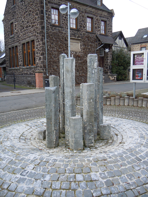 Das Bild zeigt den Dorfbrunnen